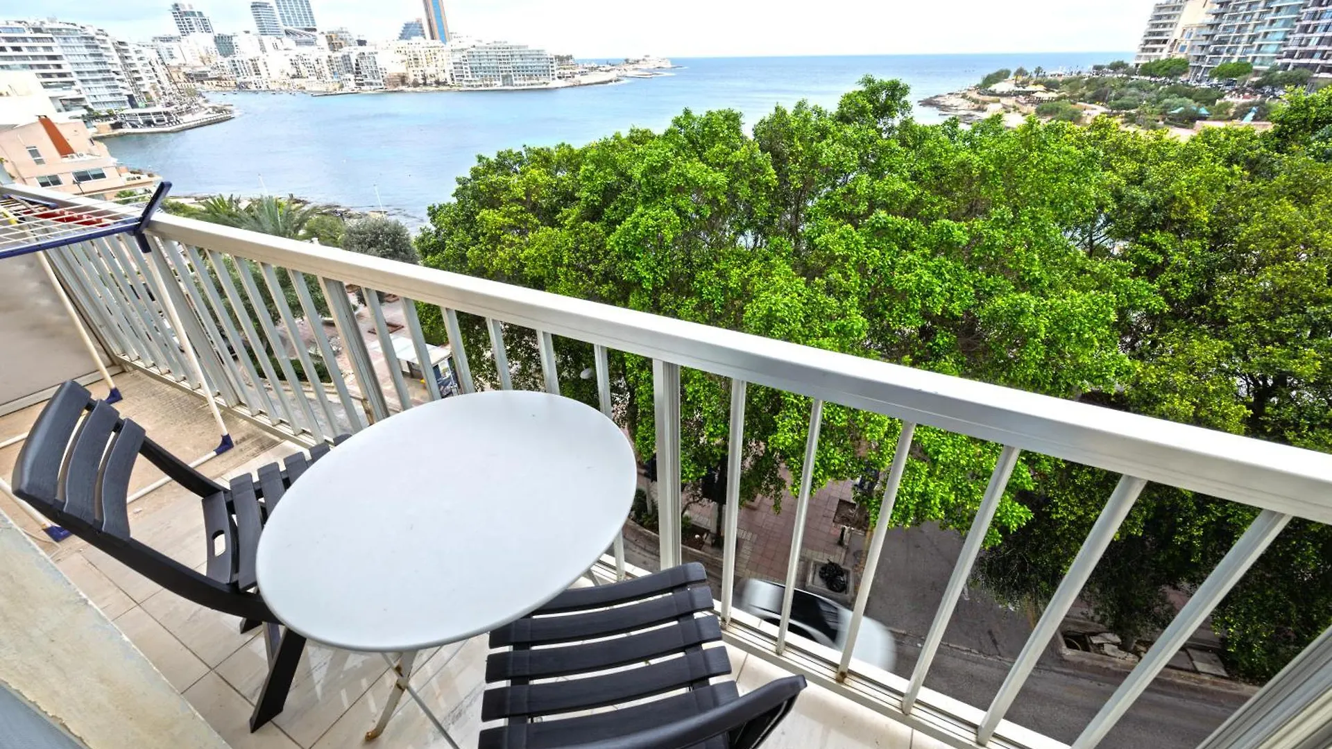 Vic- Seafront Apartment Sliema