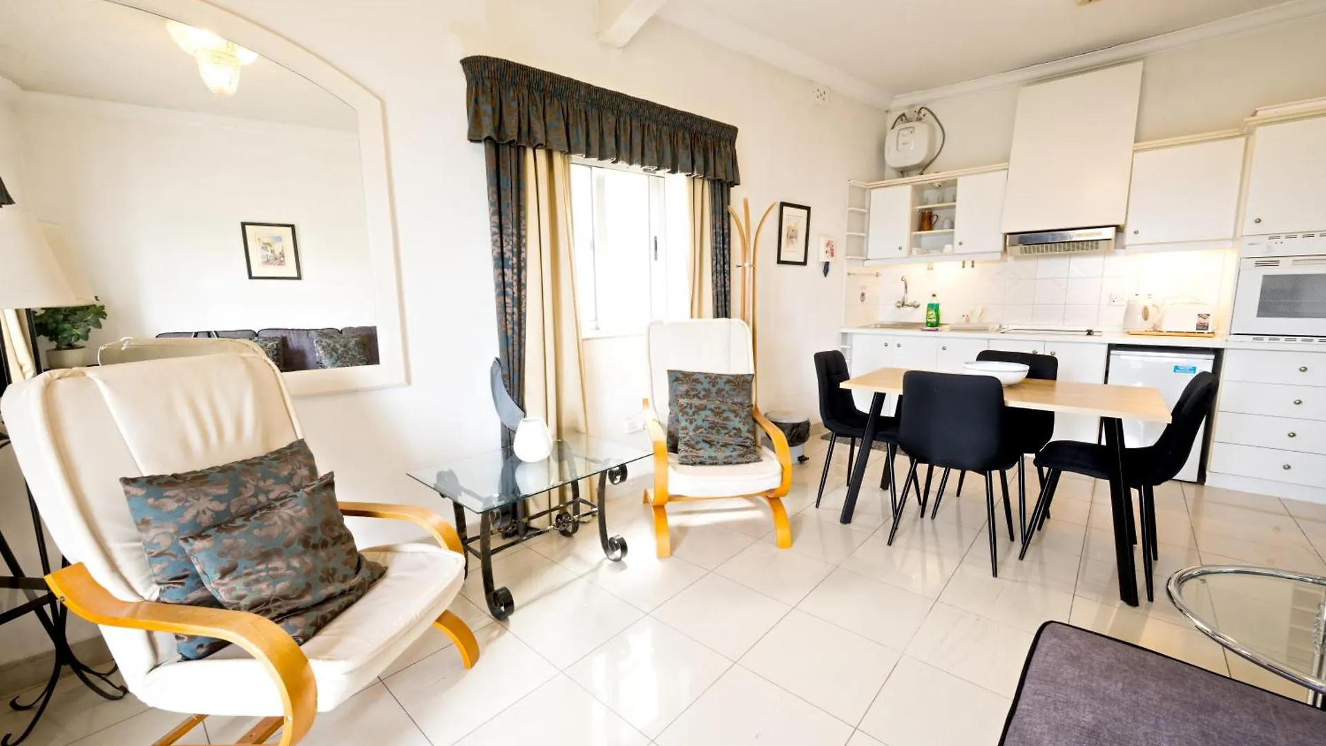 Vic- Seafront Apartment Sliema Malta